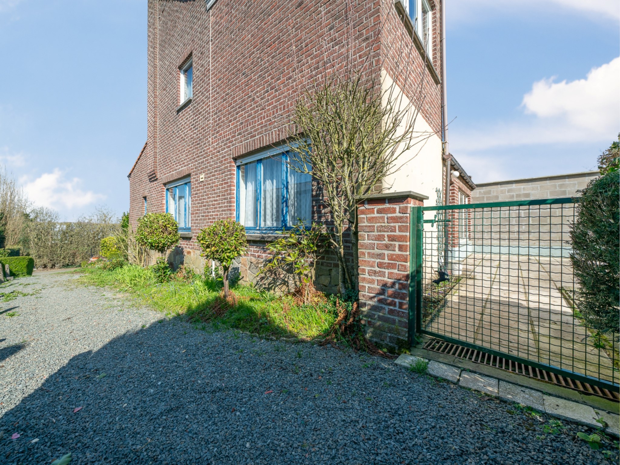 Knappe te renoveren gezinswoning met veel potentieel 