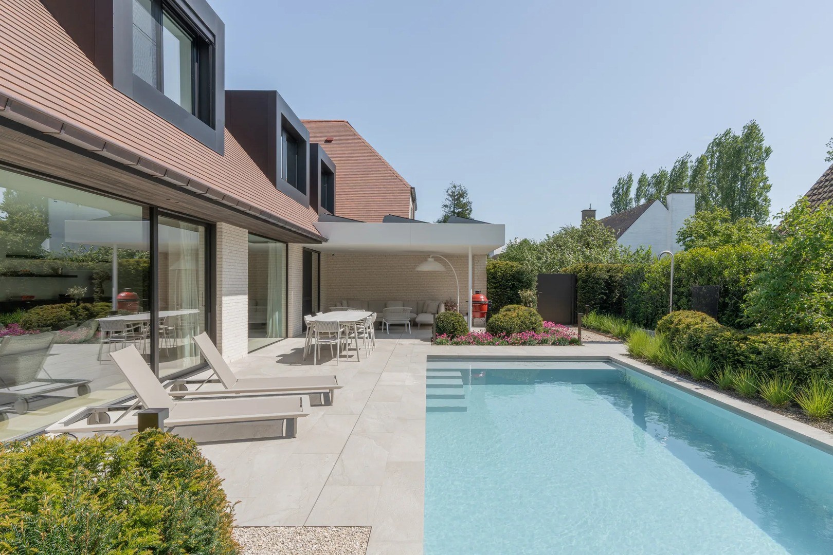 Prachtig vernieuwde koppelvilla rustig gelegen tussen Knokke centrum en Het Zoute met een perfecte Zuid-West oriëntatie. 