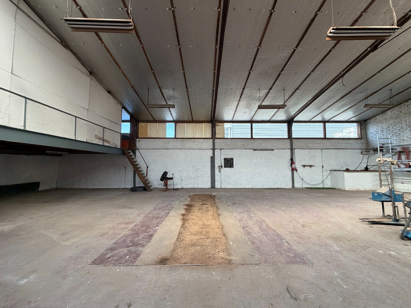 Ruime opslagruimte (±200–250 m²) met vlotte toegang in Zulte 