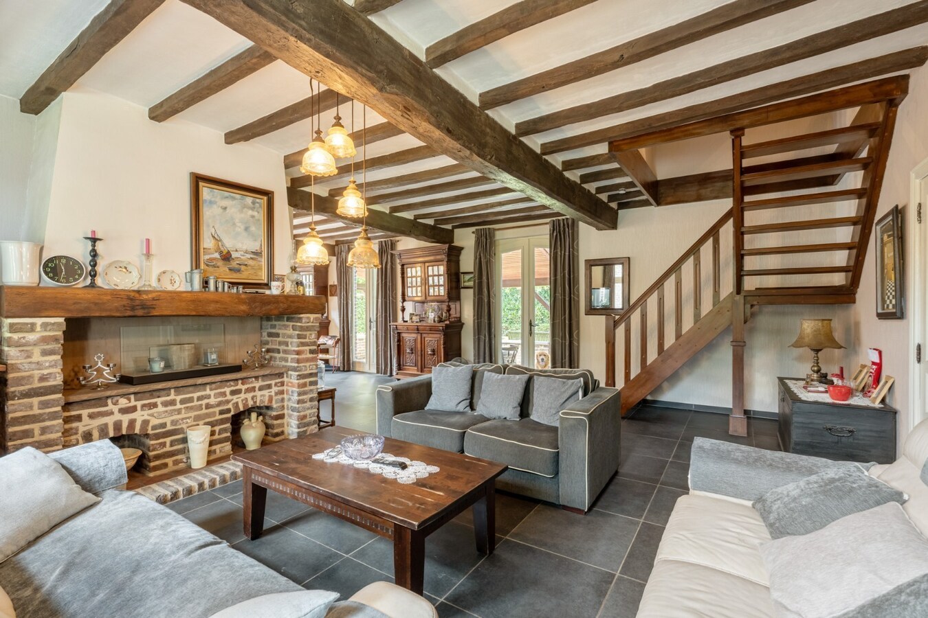 Ruim, karaktervol landhuis met parkachtige tuin op perceel van 16a29ca. 