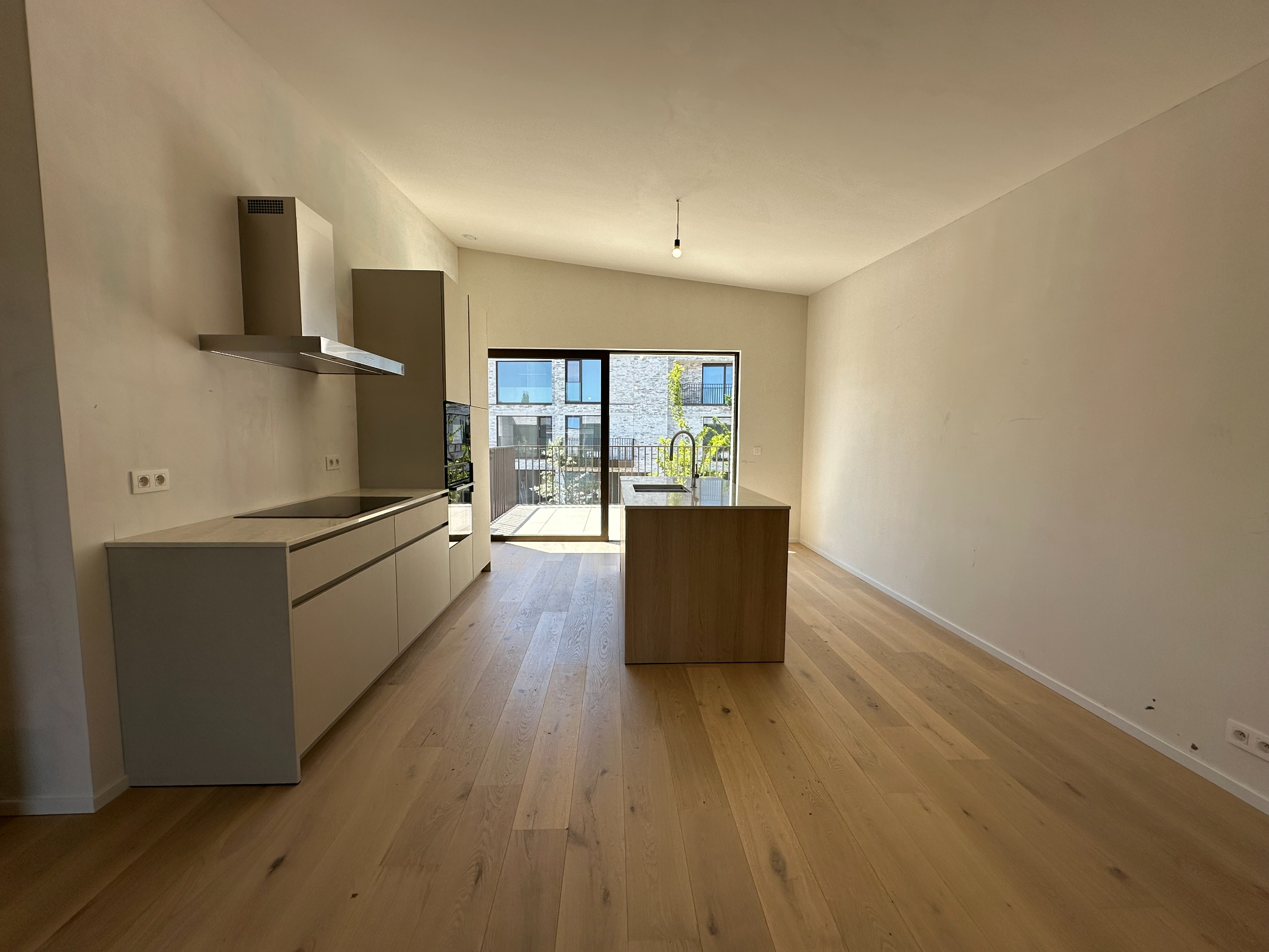 Exclusieve nieuwbouwwoning met 3 slaapkamers, ruime garage en zonnige terrassen op een rustige ligging in Knokke. 
