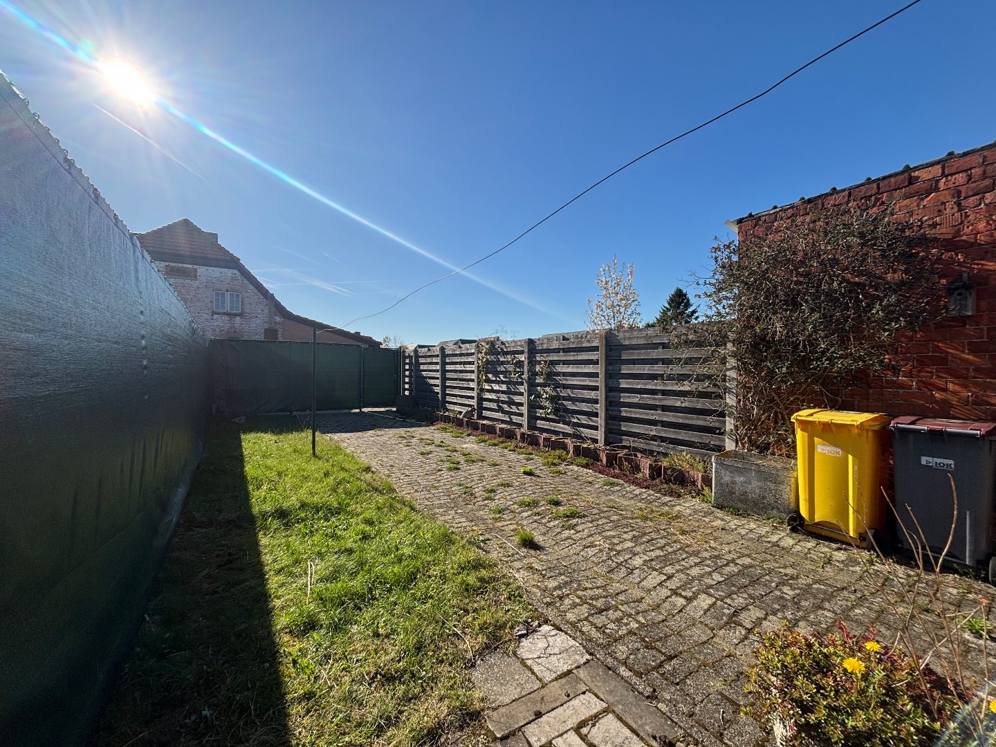 Te renoveren woning met 2 ruime slaapkamers in Mol 