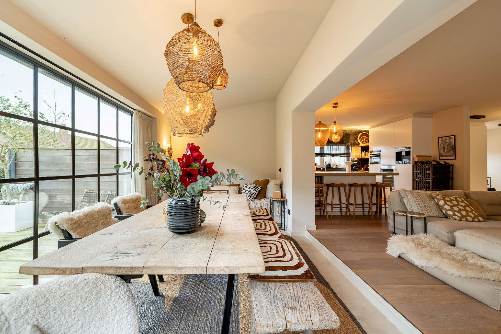 Située dans un quartier résidentiel calme et très prisé de Knokke, cette maison entièrement rénovée offre une combinaison parfaite de confort contemporain, de lumière et d'élégance raffinée. 