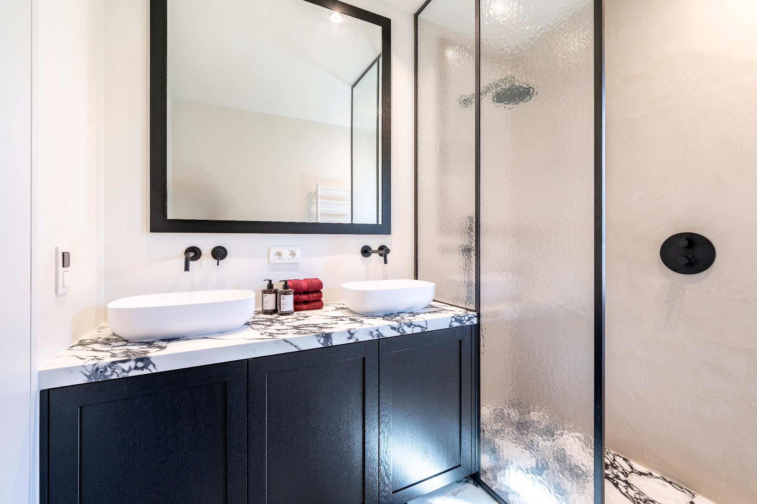 Indrukwekkende nieuwbouwvilla in hartje Zoute op enkele passen van de golf te Knokke. 