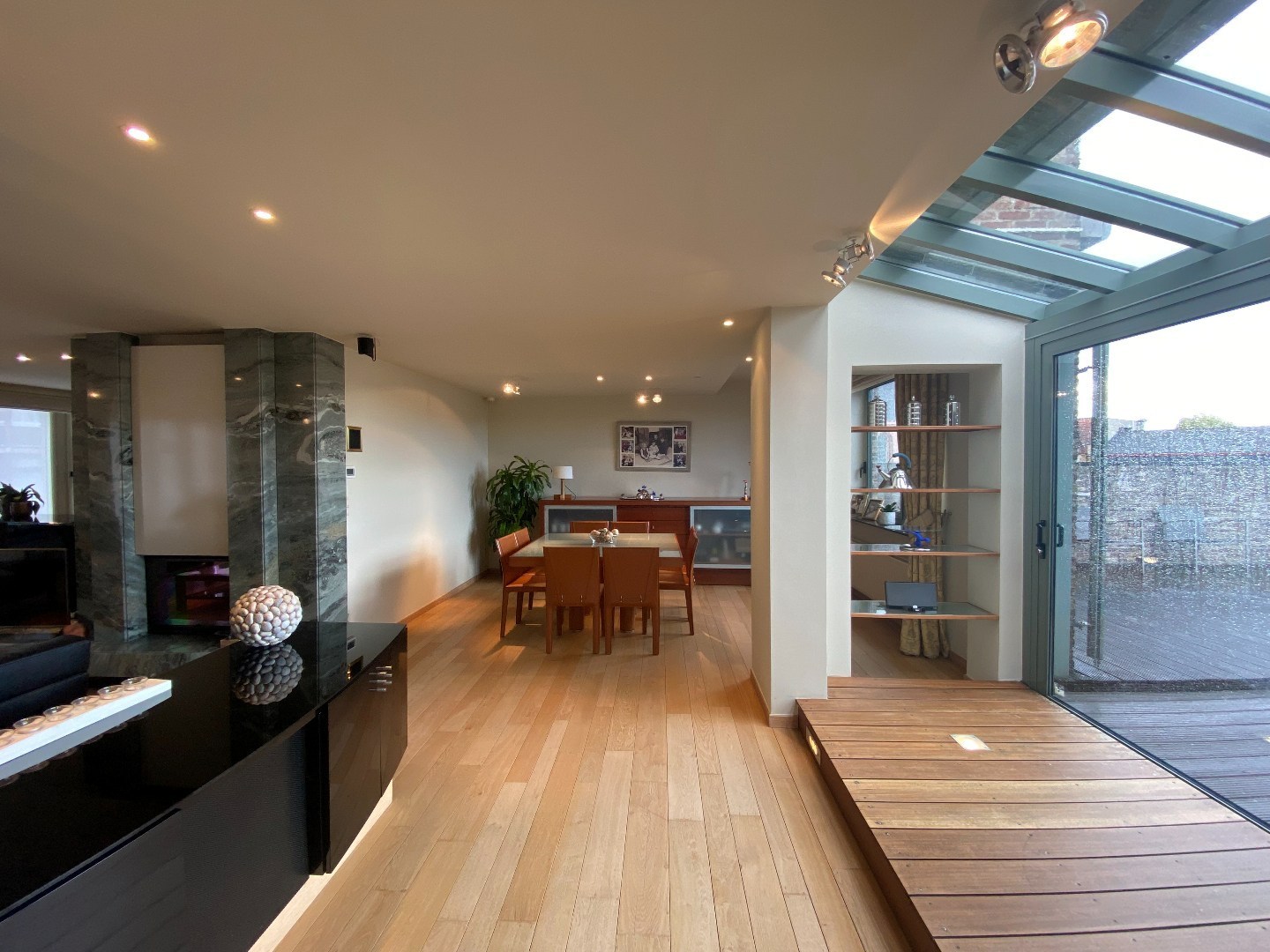 Multifunctioneel handelspand met luxueuze woonst op centrumligging in Sint-Eloois-Vijve! 