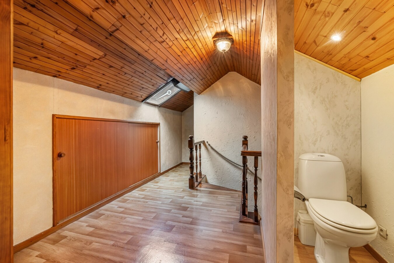 Halfvrijstaande woning op een perceel van 7a31ca, met aparte bureelruimte en inpandige garage! 