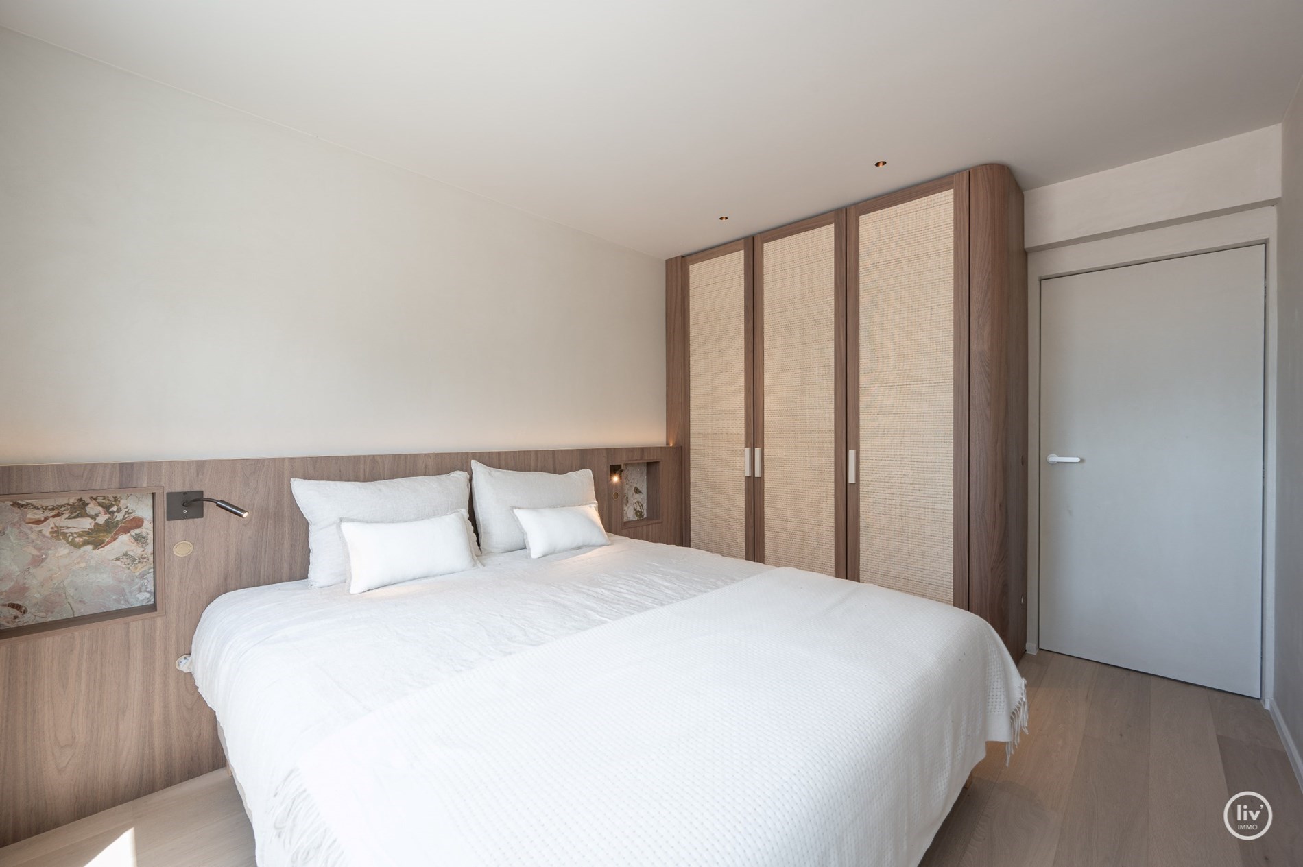 Magnifique appartement d'angle avec vue frontale sur la mer et terrasse orientée ouest situé sur la place de la Tour de Lumière à Knokke. 