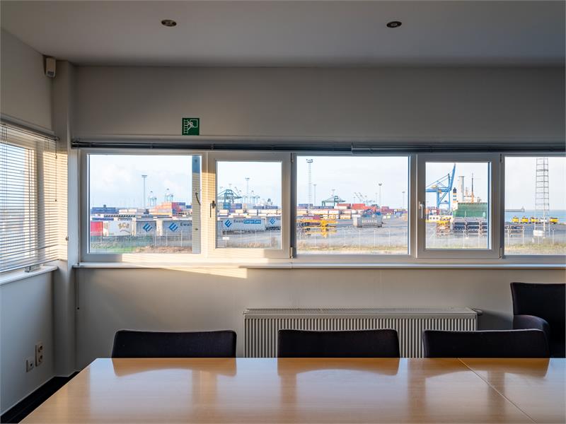 Bedrijfsgebouw met burelen en opslagruimte. 