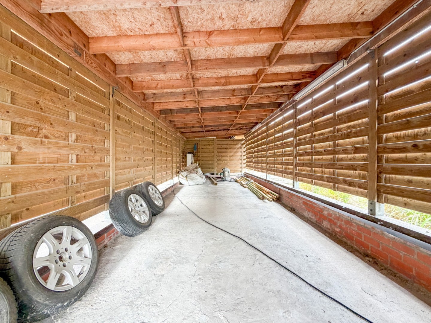 Carport achterliggend
