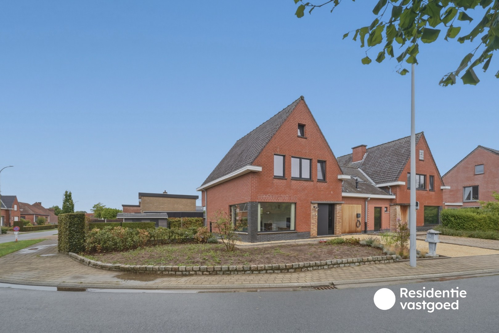 Stijlvolle en energiezuinige halfopen bebouwing met zonnige tuin 
