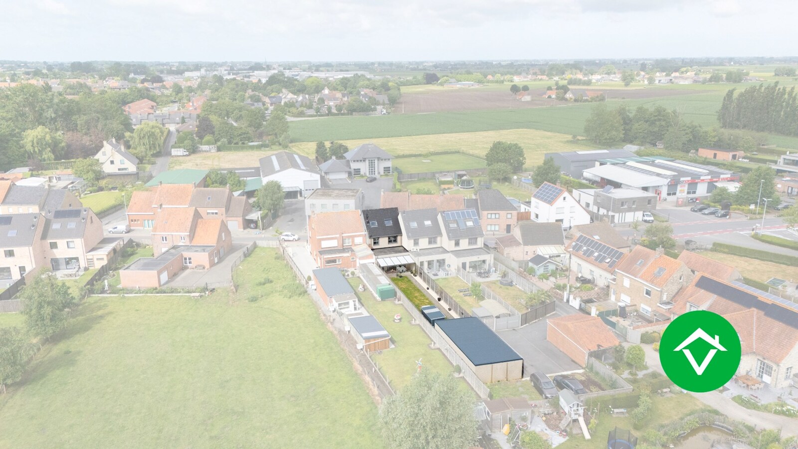 Instapklare, recente woning (2018) met 4 slaapkamers en garage in hartje Koekelare. 