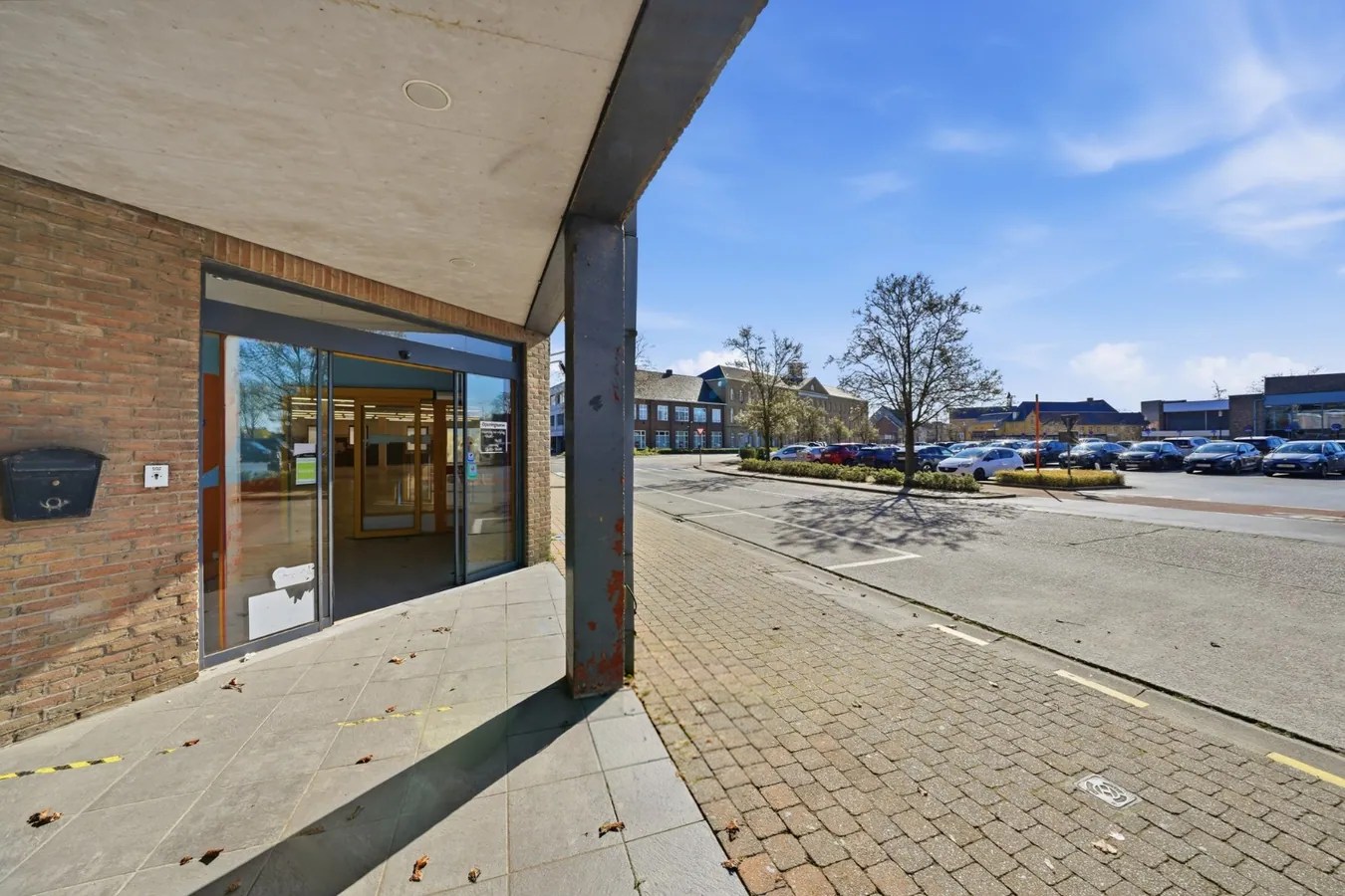 Te koop: Ruim handelspand met uitstekende visibiliteit in het centrum van Torhout 