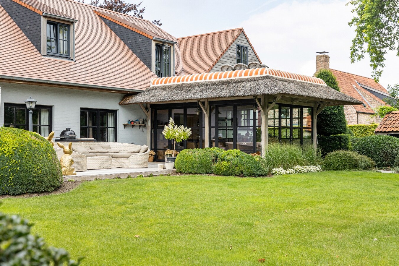 Prachtige landelijke villa met gezinstuin en graslanden op 32.558m² 