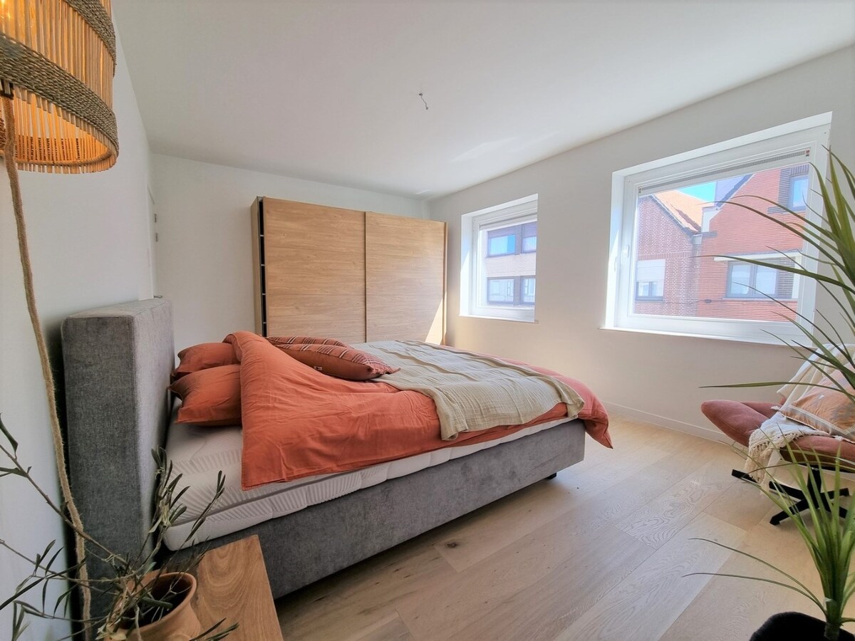 Zeer knappe woning met drie grote slaapkamers, tuin en mogelijk tot garage - Heist 