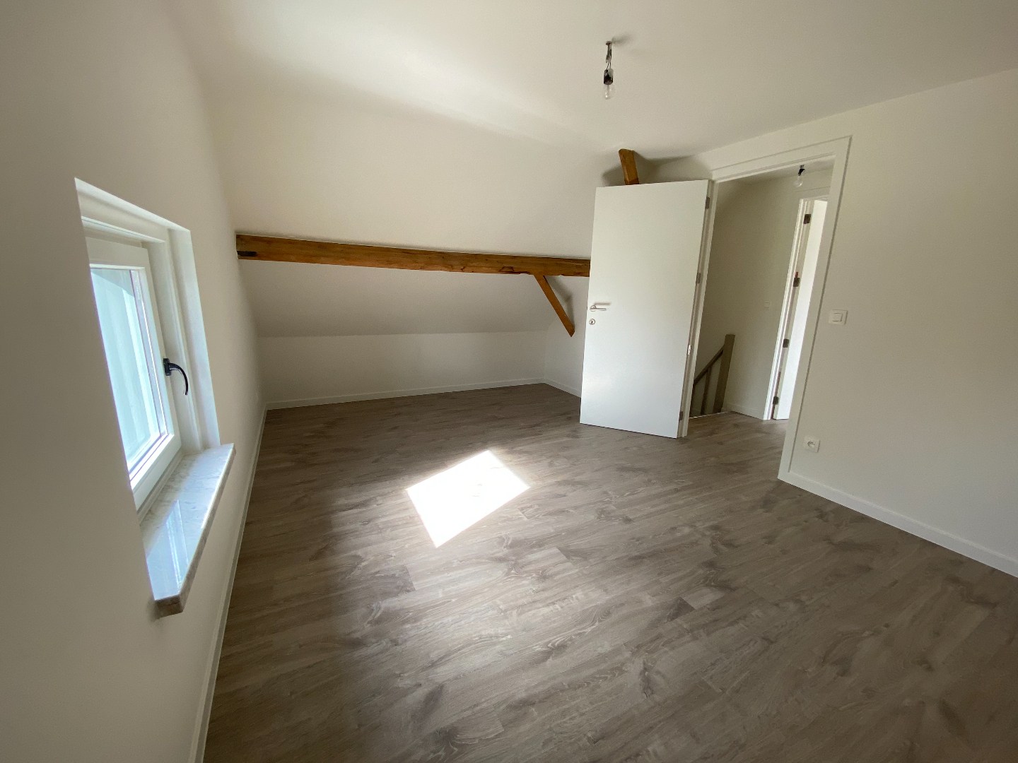 Charmante gerenoveerde halfopen woning met 2 slaapkamers, tuin en garage 