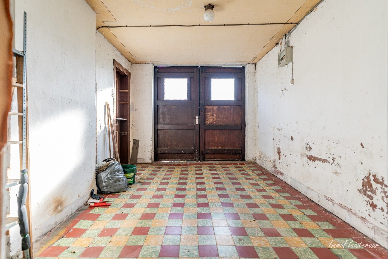Renovatable farmhouse with stables and pastures on approximately 7 hectares in Hechtel-Eksel. 