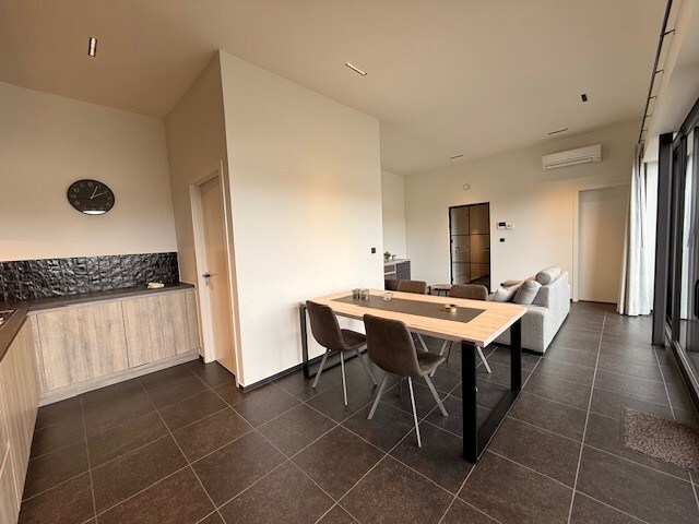 Nieuwbouwappartement met 1 slaapkamer, terras en autostandplaats te Maasmechelen. 