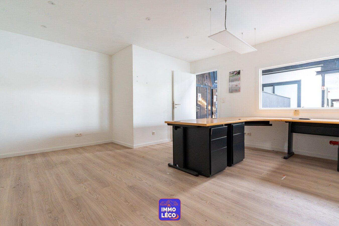 Surface commerciale de 450m2 avec habitation, facilités de parking, etc.. RARE à la location ! Situation exceptionnelle ! 