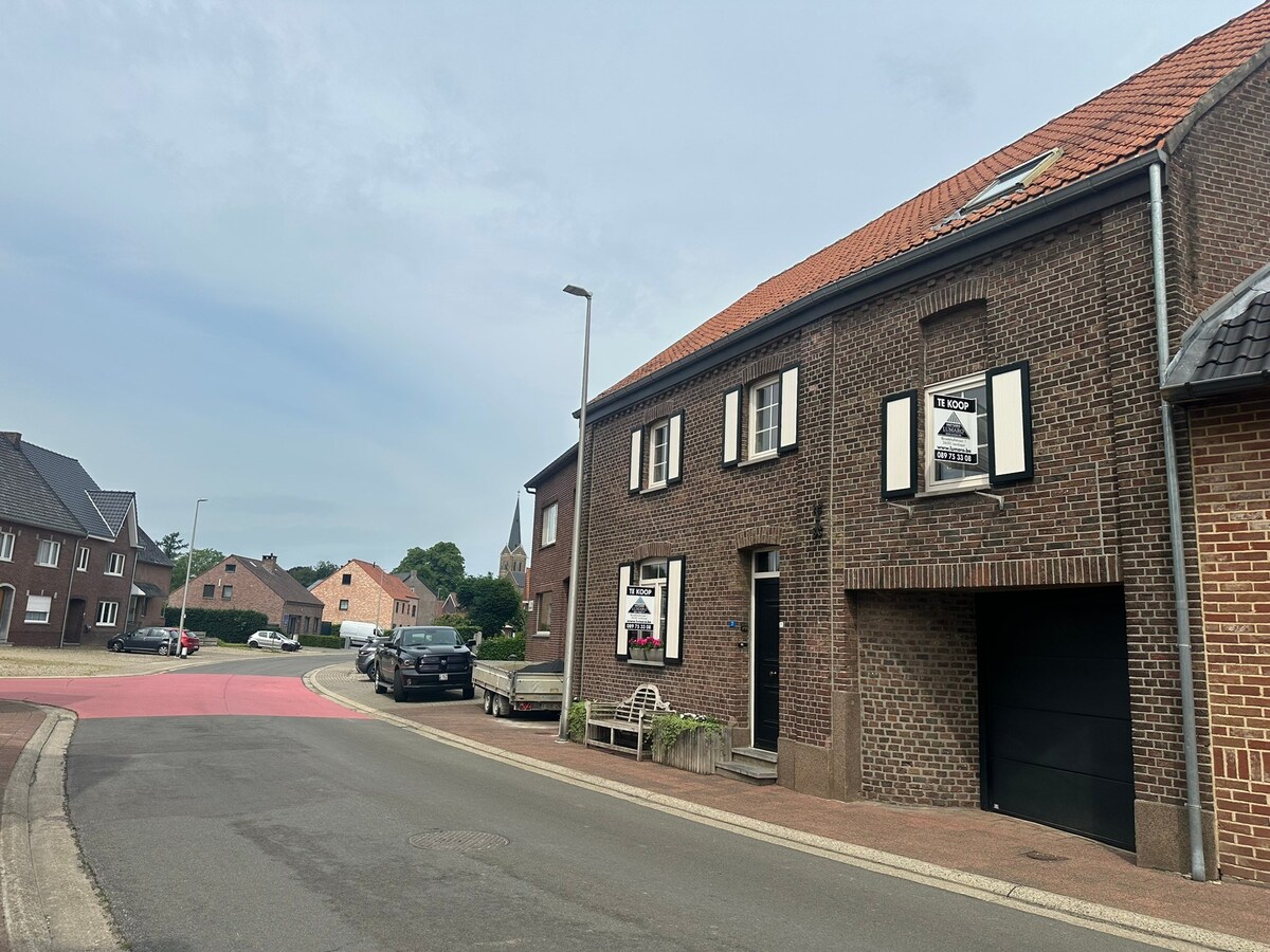 Charmant Leut : eigendom opgedeeld in 2 appartementen. Veranda,  2 garages. 