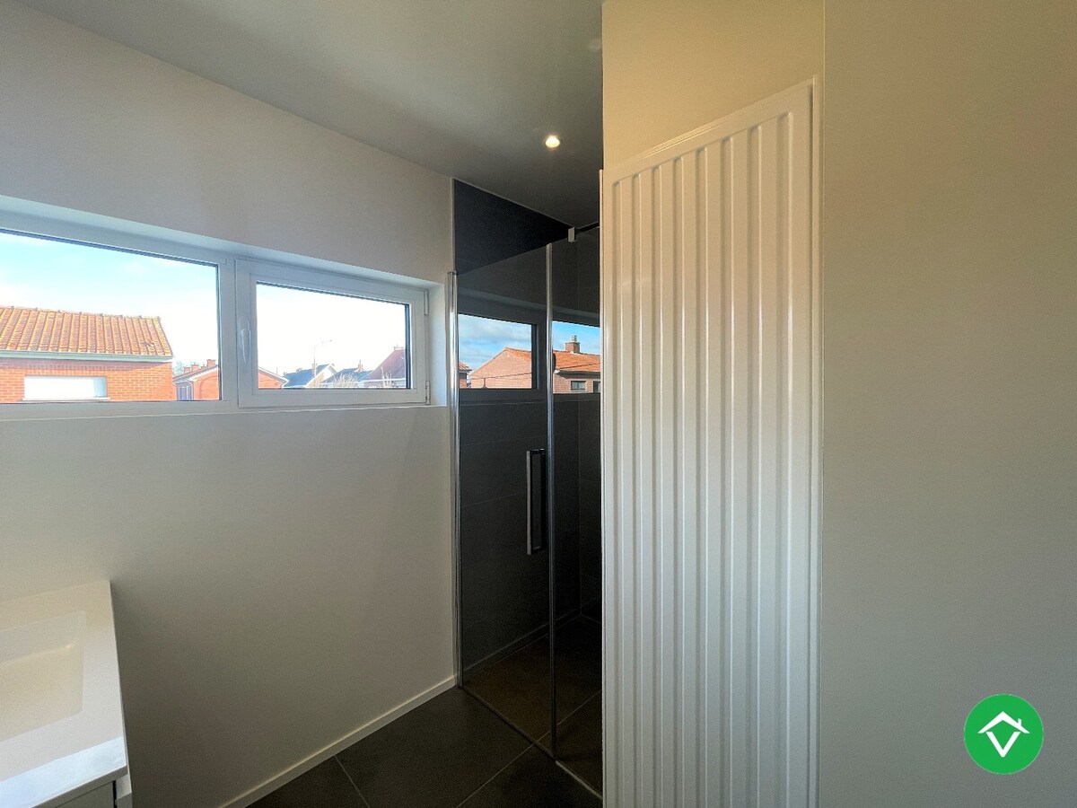 Ruime, gerenoveerde woning met twee slaapkamers te Roeselare 