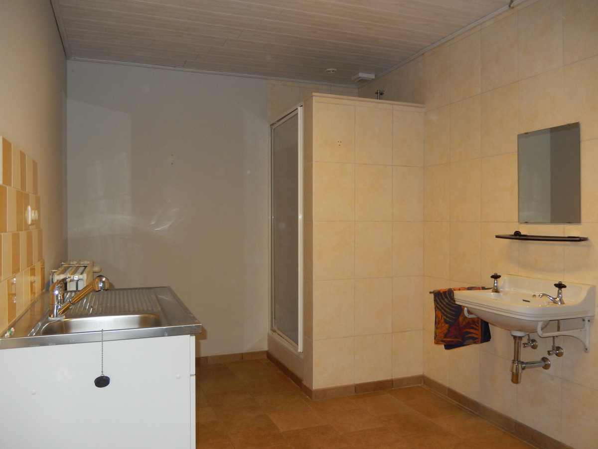 Volledig vernieuwd woning met ruime garage 