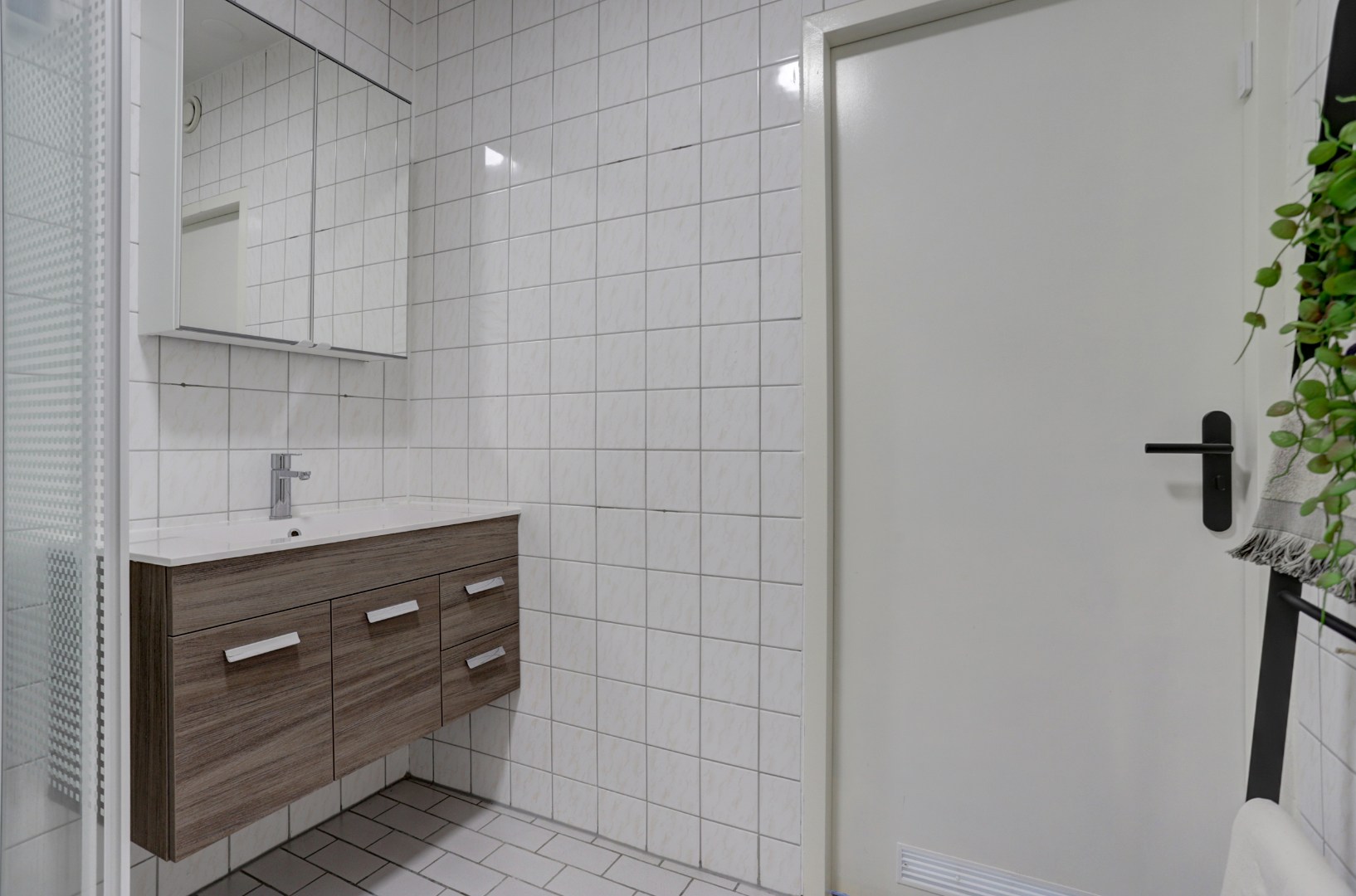 Instapklaar 3-kamer appartement op de 4e en 5e verdieping met ruim zonnig terras, eigen parkeerplaats in de parkeergarage, berging in de onderbouw en gelegen op eigen grond. 
