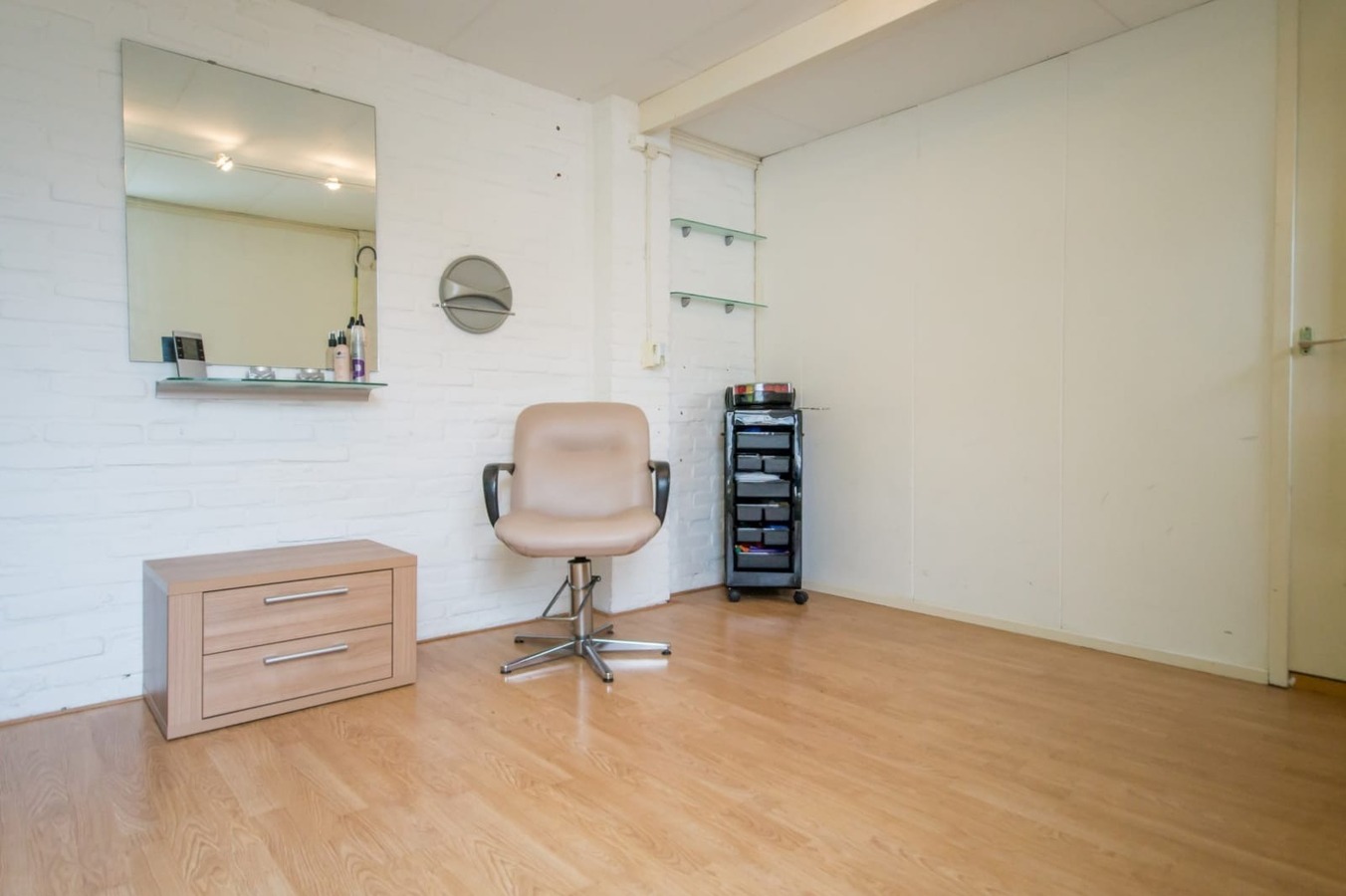 Sfeervolle en gunstig gesitueerde tweekapper met garage, berging en vrije achterom gelegen op 221 M². Deze woning ligt op loopafstand van het centrum van Hilvarenbeek. 