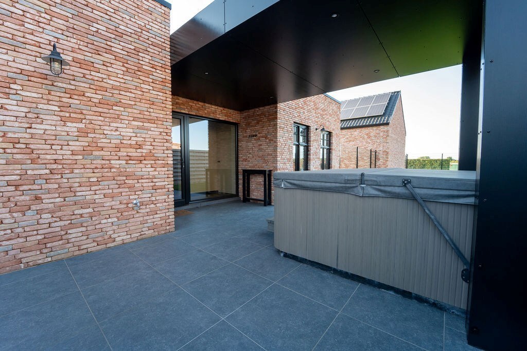 PRACHTIG GERENOVEERDE WONING MET 3 SLAAPKAMERS, 2 BADKAMERS, INPANDIGE GARAGE EN PAARDENSTALLINGEN MET ENERGIEZUINIG EPC TE WIJER (NIEUWERKERKEN) 