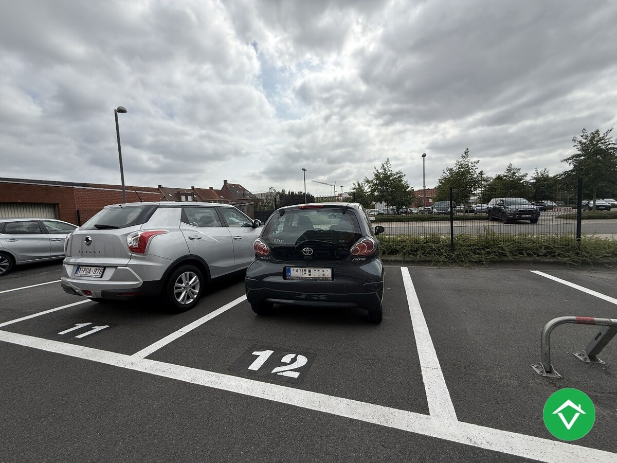 Appartement met twee slaapkamers, terras en autostaanplaats te Roeselare 