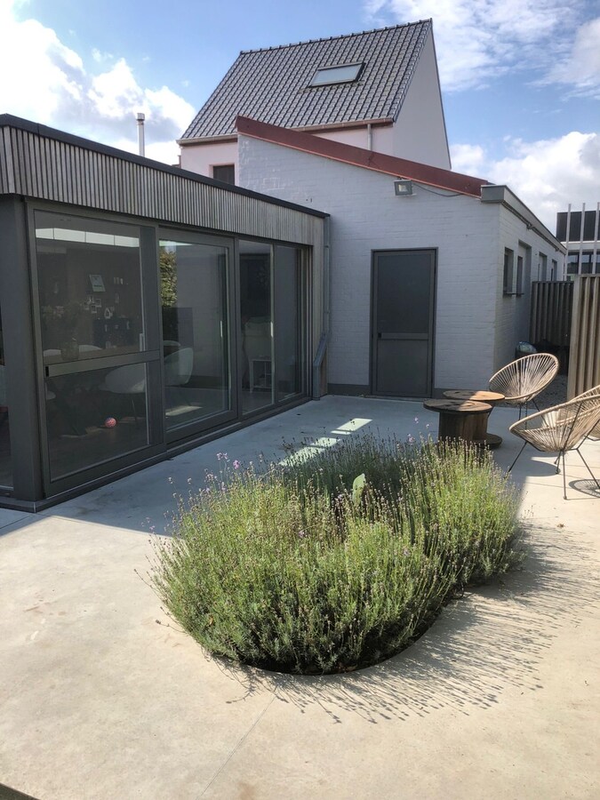 Alleenstaande woning met 5 slaapkamers en diepe tuin te Zarren 