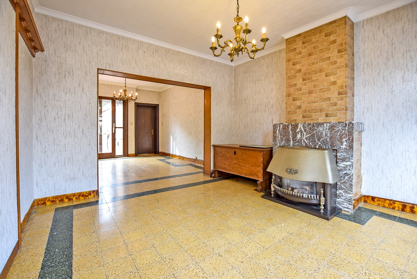 Zeer ruime te renoveren woning met statige gevel op 445 m² met zuid-west georiënteerde tuin. 