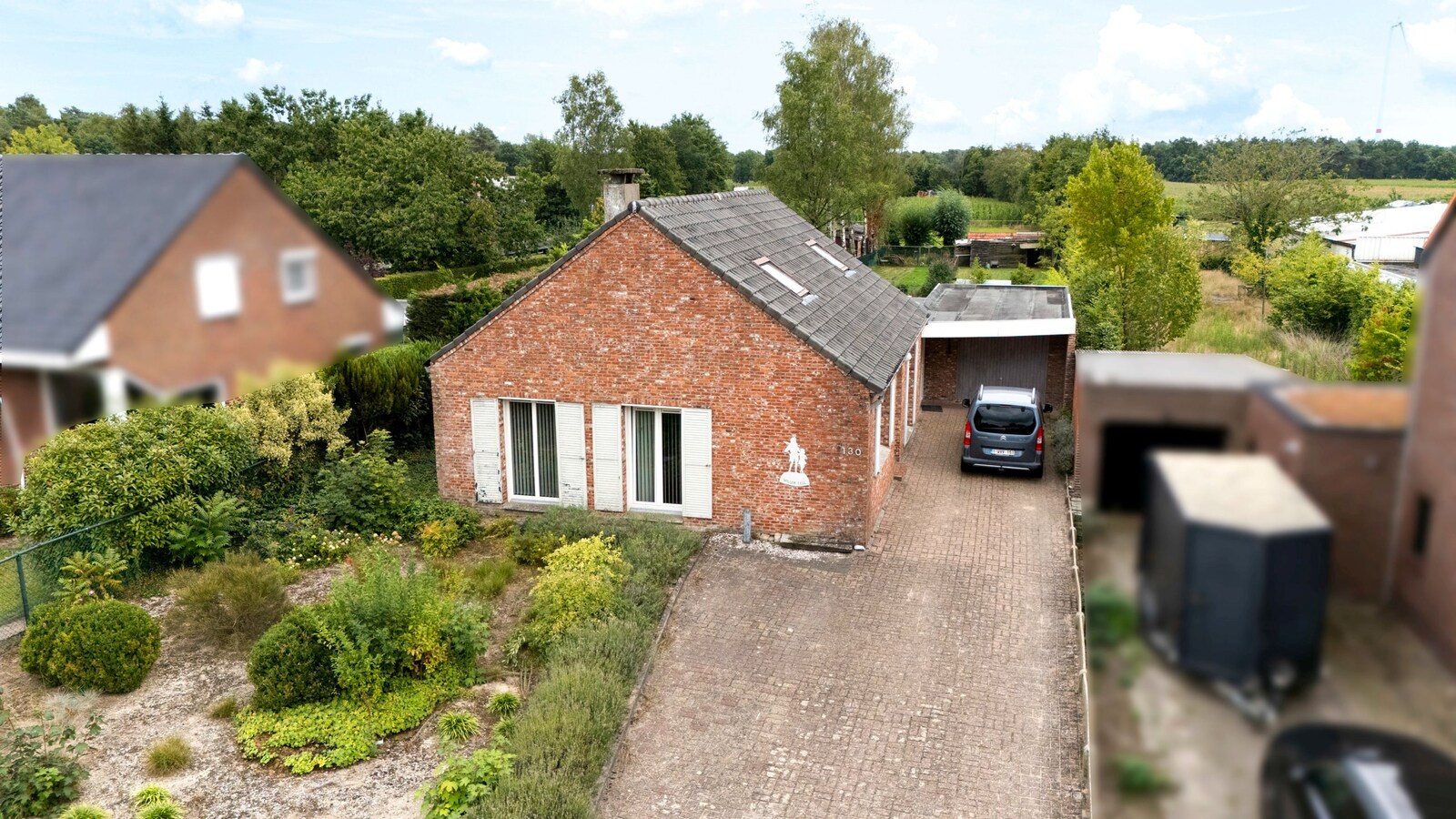 Ruime vrijstaande woning gelegen op een groot perceel nabij de Nederlandse grens. 