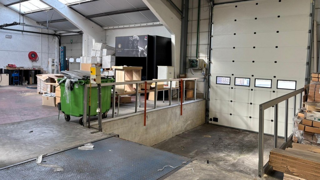 Bedrijfsgebouw met laadkades en kantoren te koop in Ronse