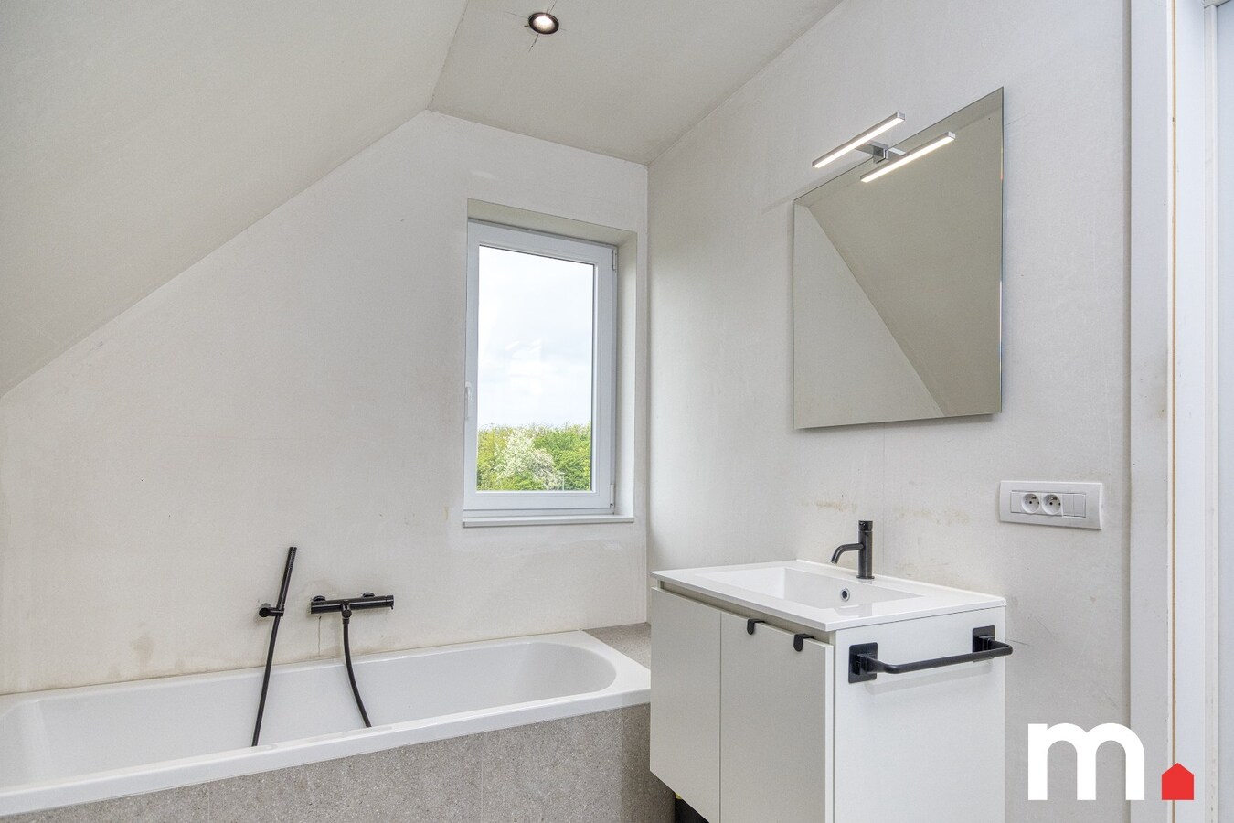 Instapklare half open bebouwing te Heule ! EPC A ! 