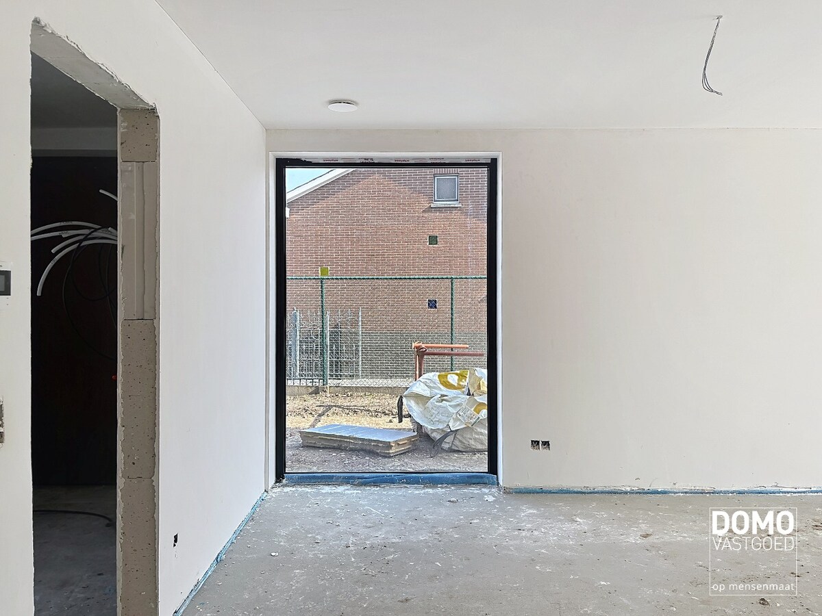 ENERGIEZUINIGE HALFOPENBEBOUWING MET 3 SLAAPKAMERS TE KERMT 