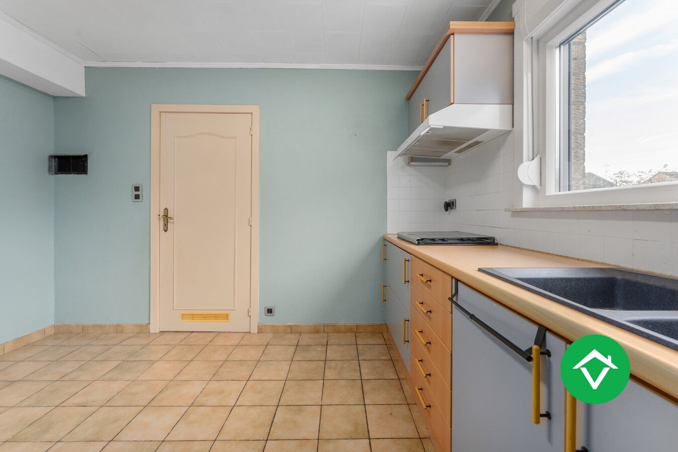 Instapklare vrijstaande woning met zonnige tuin in rustige woonwijk te Eernegem 