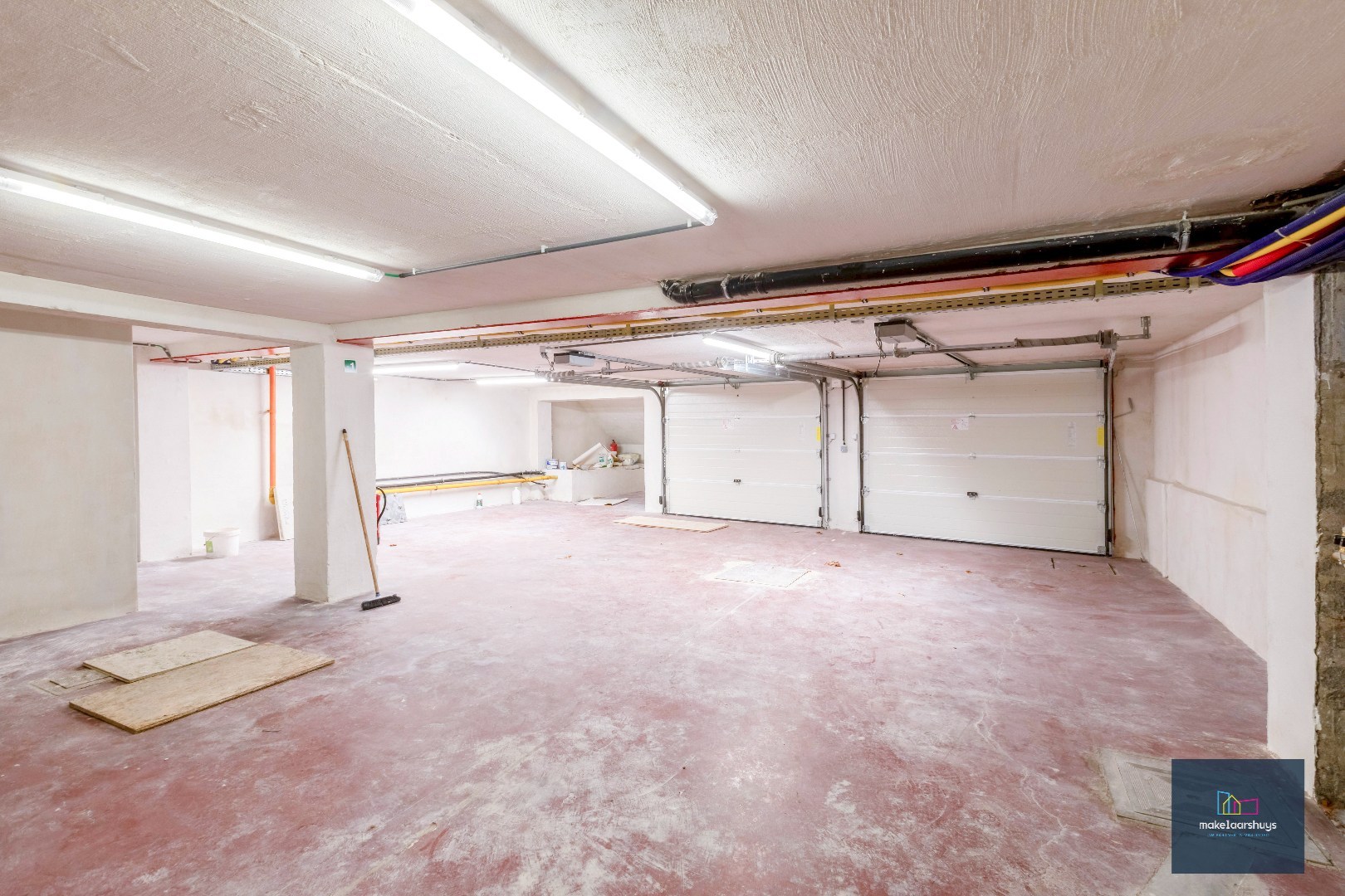 Prachtig  duplex appartement met 4 slpk, 3 badk, grote tuin en parkeergelegenheid 