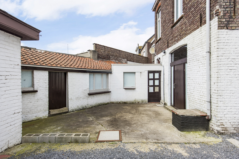 VERKOCHT!Op te frissen handelspand met woonst. 