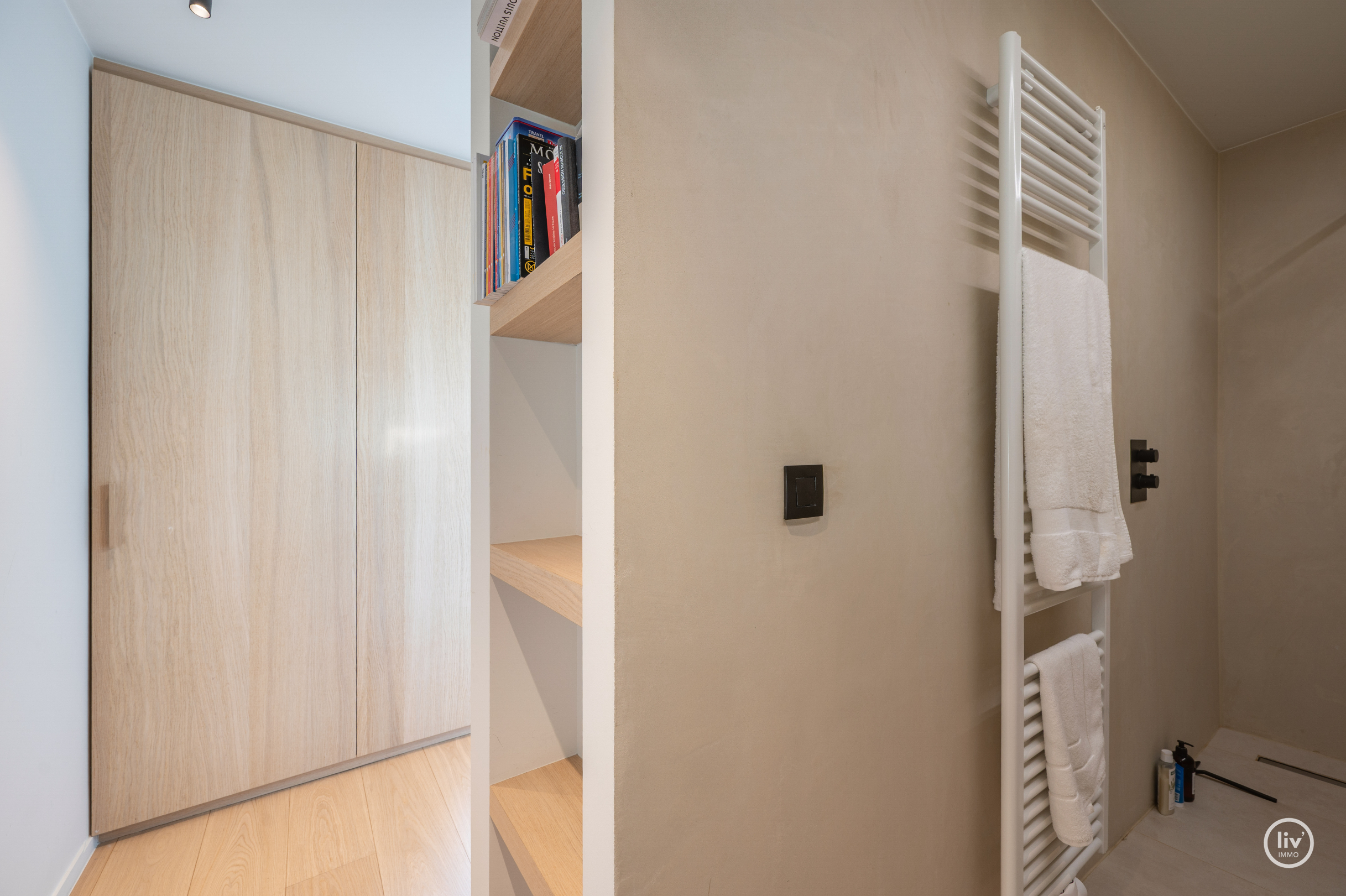 Voici la traduction en français :Appartement lumineux et également en penthouse, idéalement situé entre le Zoute et le centre commercial (possibilité d'acquérir une place de garage à proximité de l'ap 