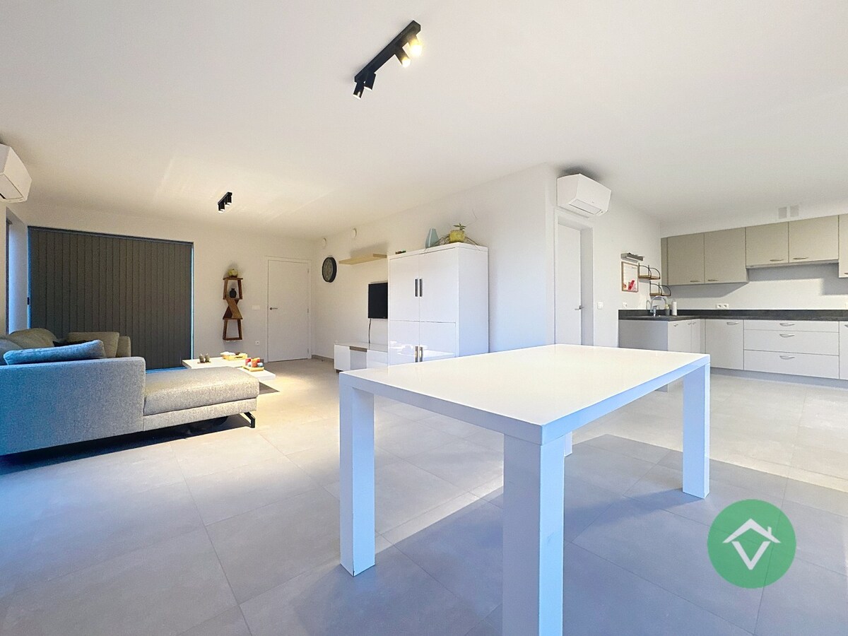 Recent halfopen nieuwbouwwoning te Koekelare. 