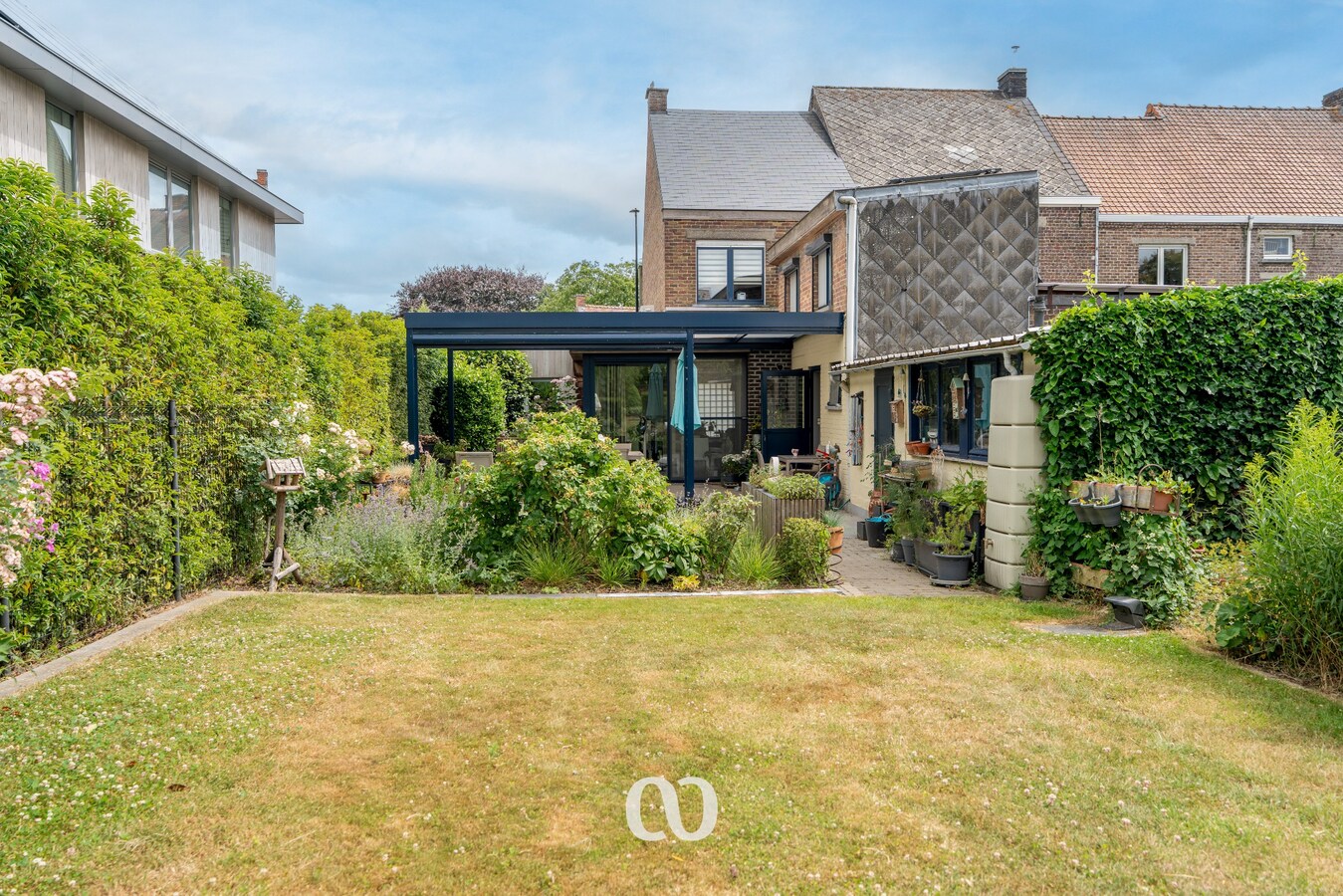 Instapklare woning met zonnepanelen, prachtige tuin en garage 