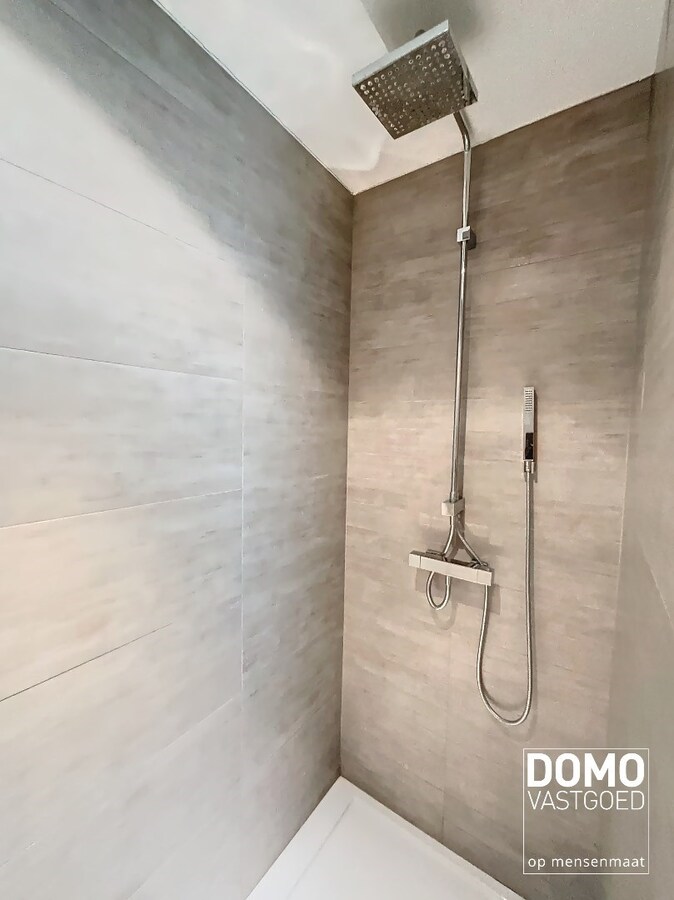 MODERNE OPEN BEBOUWING MET TUIN, INPANDIGE GARAGE EN 2 SLAAPKAMERS TE STOKROOIE 