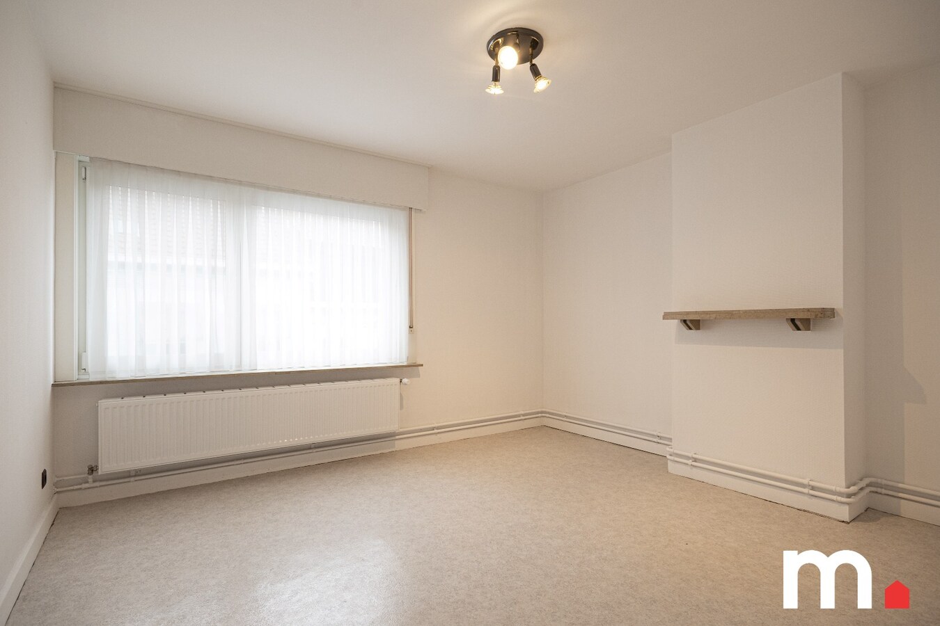 Lichtrijk instapklare woning EPC C  te Roeselare met 3 slaapkamers, zonnepanelen, Garage en praktijk! 