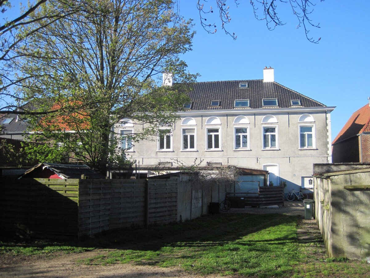 Bijzonder ruim gelijkvloers woonappartement. 