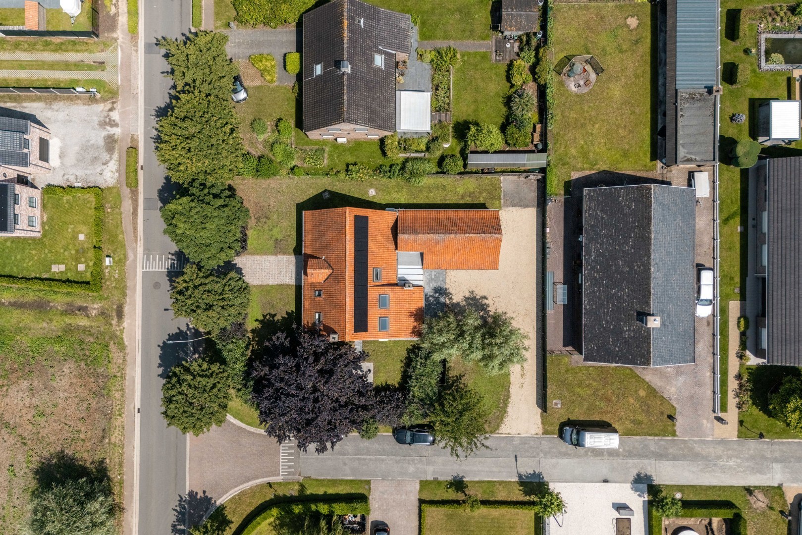 Vrijstaande woning met 5 slaapkamers en polyvalente loods te De Pinte 