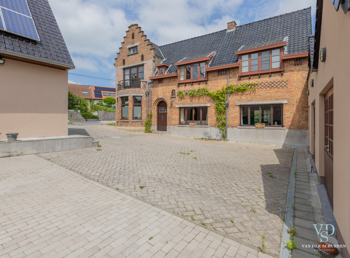 Authentieke herenwoning met atelier / bureau's. 