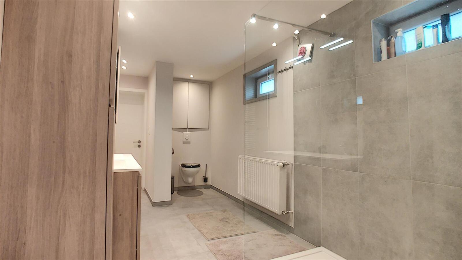 Knap gerenoveerde woning met dubbele garage - Heist 