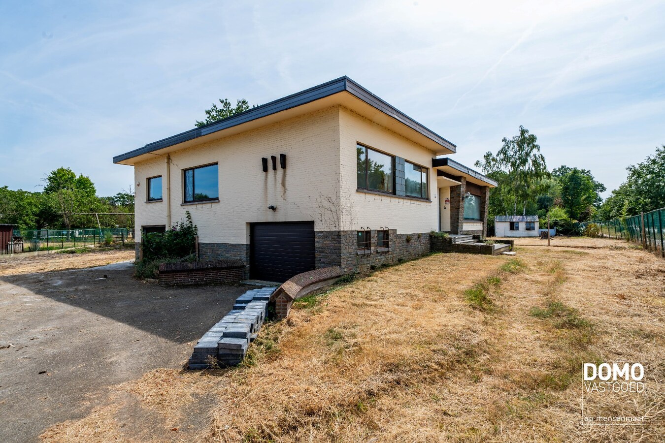 Open bebouwing met verkaveling mogelijkheden. Optioneel naastliggend perceel hooiland van 60a10ca bij aan te kopen. 