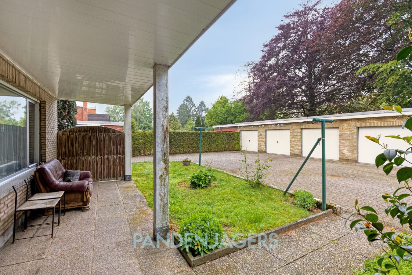 Kleinschalig gebouw met 2 appartementen en 5 garageboxen te Brasschaat 
