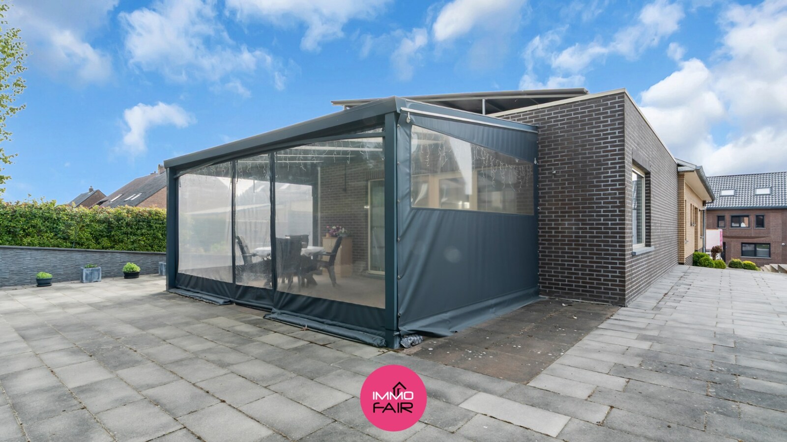 Instapklare bungalow met afzonderlijk garagegebouw 